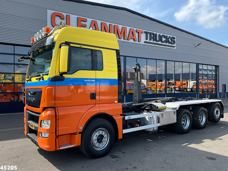 MAN TGX 35.440 Euro 6 8x4 26 Ton haakarmsysteem - Horgos rakodó teherautó: 2 kép. MAN TGX 35.440 Euro 6 8x4 26 Ton haakarmsysteem - Horgos rakodó teherautó: 2 kép.