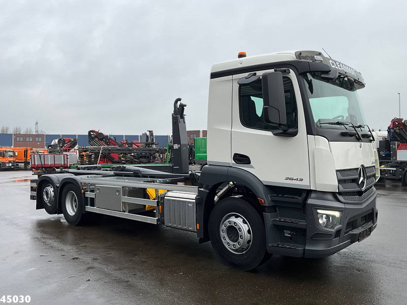 Mercedes-Benz Actros 2643 VDL 21 Ton haakarmsysteem - Horgos rakodó teherautó: 3 kép. Mercedes-Benz Actros 2643 VDL 21 Ton haakarmsysteem - Horgos rakodó teherautó: 3 kép.