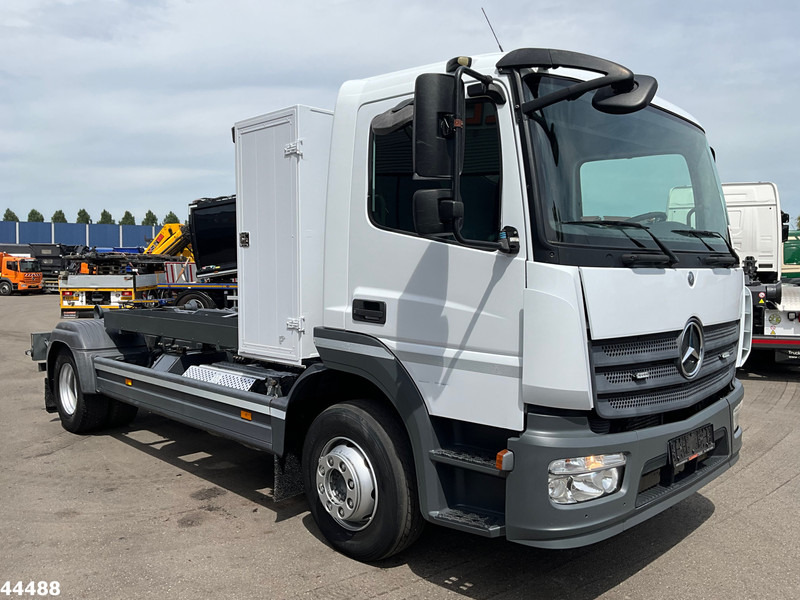Mercedes-Benz Atego 1218 Euro 6 Manual 7 Ton haakarmsysteem - Horgos rakodó teherautó: 3 kép. Mercedes-Benz Atego 1218 Euro 6 Manual 7 Ton haakarmsysteem - Horgos rakodó teherautó: 3 kép.