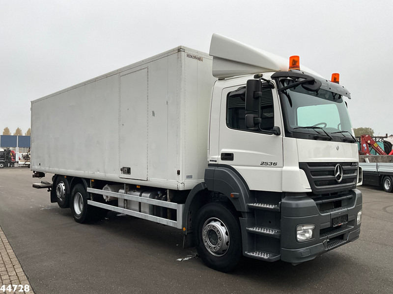 Mercedes-Benz Axor 2636 6x2 Dhollandia laadklep Just 265.901 km! - Dobozos felépítményű teherautó: 4 kép. Mercedes-Benz Axor 2636 6x2 Dhollandia laadklep Just 265.901 km! - Dobozos felépítményű teherautó: 4 kép.