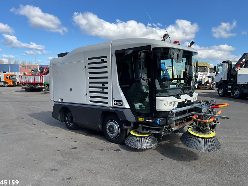 Ravo 540 CD Euro 6 with 3-rd brush - Utcaseprő gép: 4 kép. Ravo 540 CD Euro 6 with 3-rd brush - Utcaseprő gép: 4 kép.