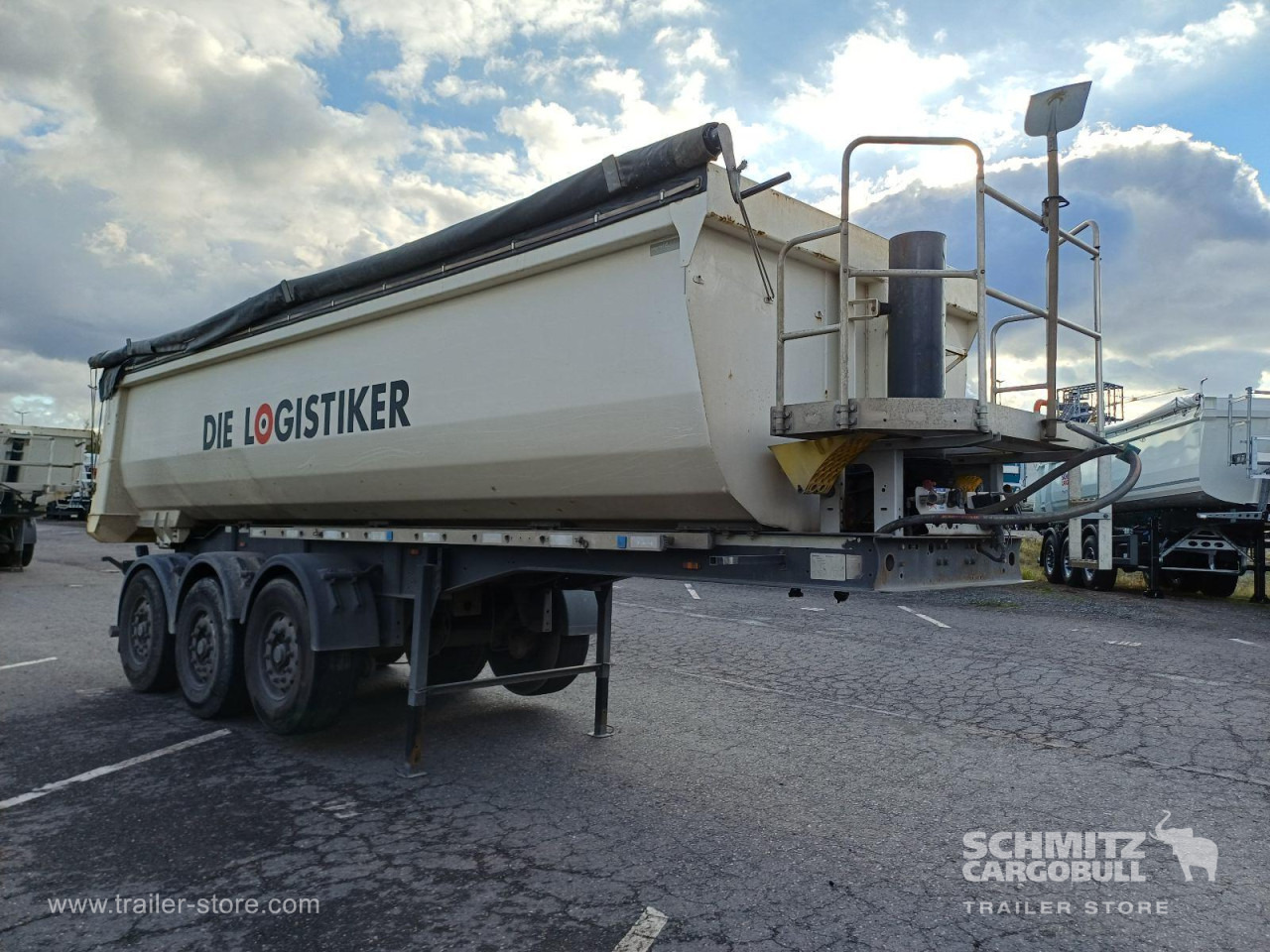 LANGENDORF Auflieger Kipper Stahlrundmulde 24m³ - Félpótkocsi billenőplatós: 1 kép. LANGENDORF Auflieger Kipper Stahlrundmulde 24m³ - Félpótkocsi billenőplatós: 1 kép.