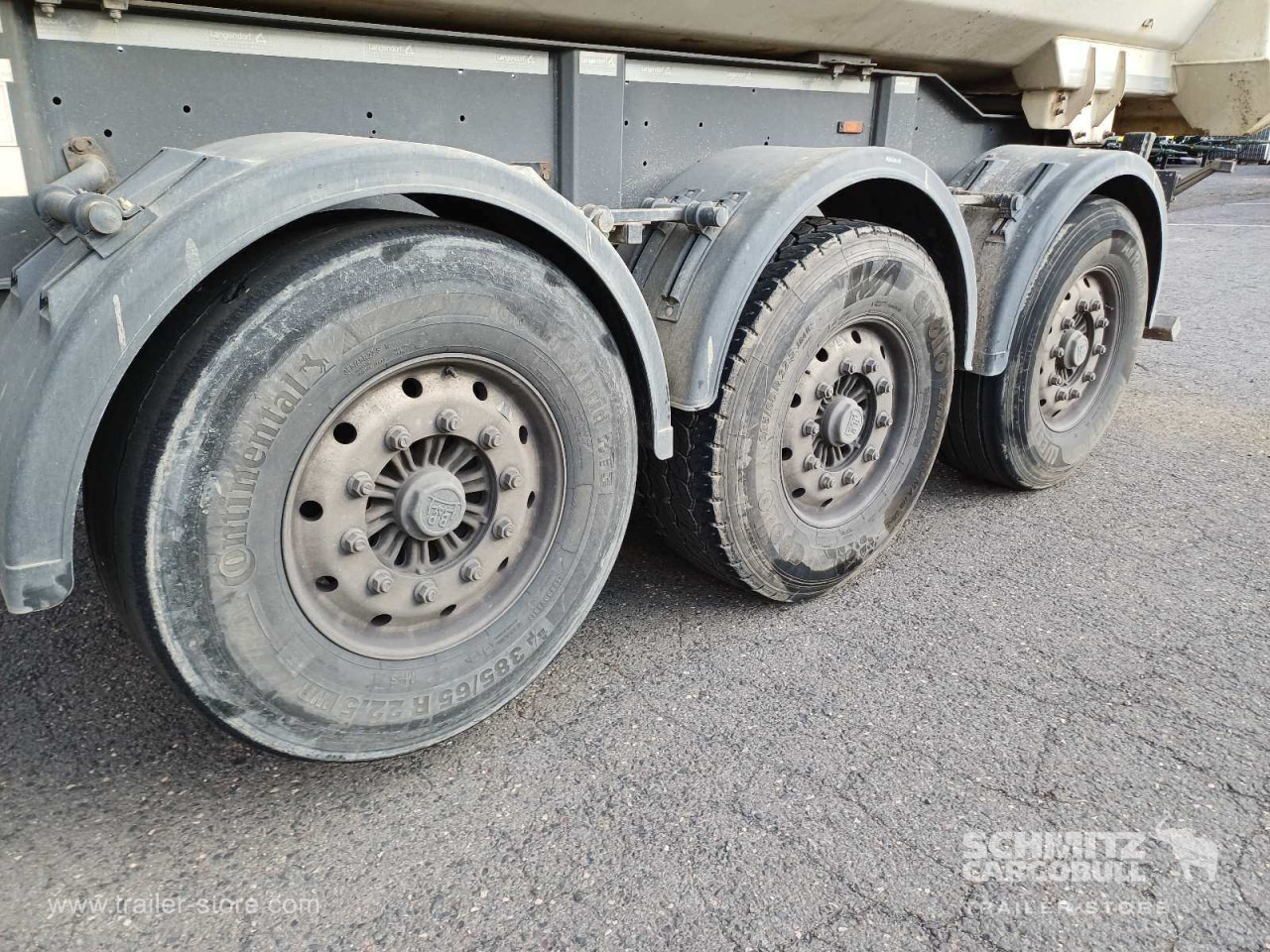 LANGENDORF Auflieger Kipper Stahlrundmulde 24m³ - Félpótkocsi billenőplatós: 2 kép. LANGENDORF Auflieger Kipper Stahlrundmulde 24m³ - Félpótkocsi billenőplatós: 2 kép.