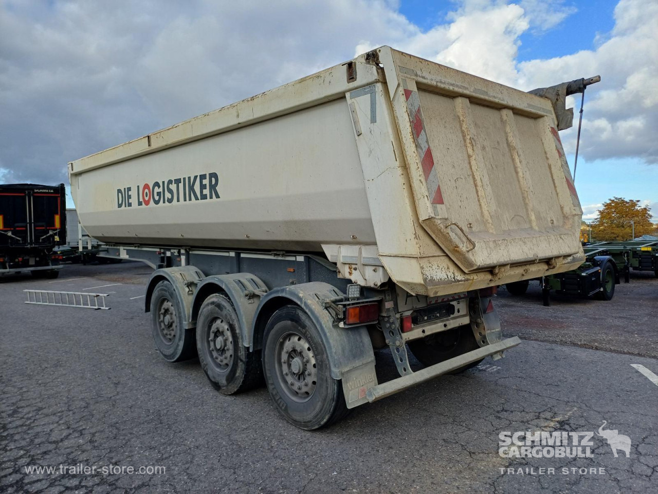 LANGENDORF Auflieger Kipper Stahlrundmulde 24m³ - Félpótkocsi billenőplatós: 4 kép. LANGENDORF Auflieger Kipper Stahlrundmulde 24m³ - Félpótkocsi billenőplatós: 4 kép.