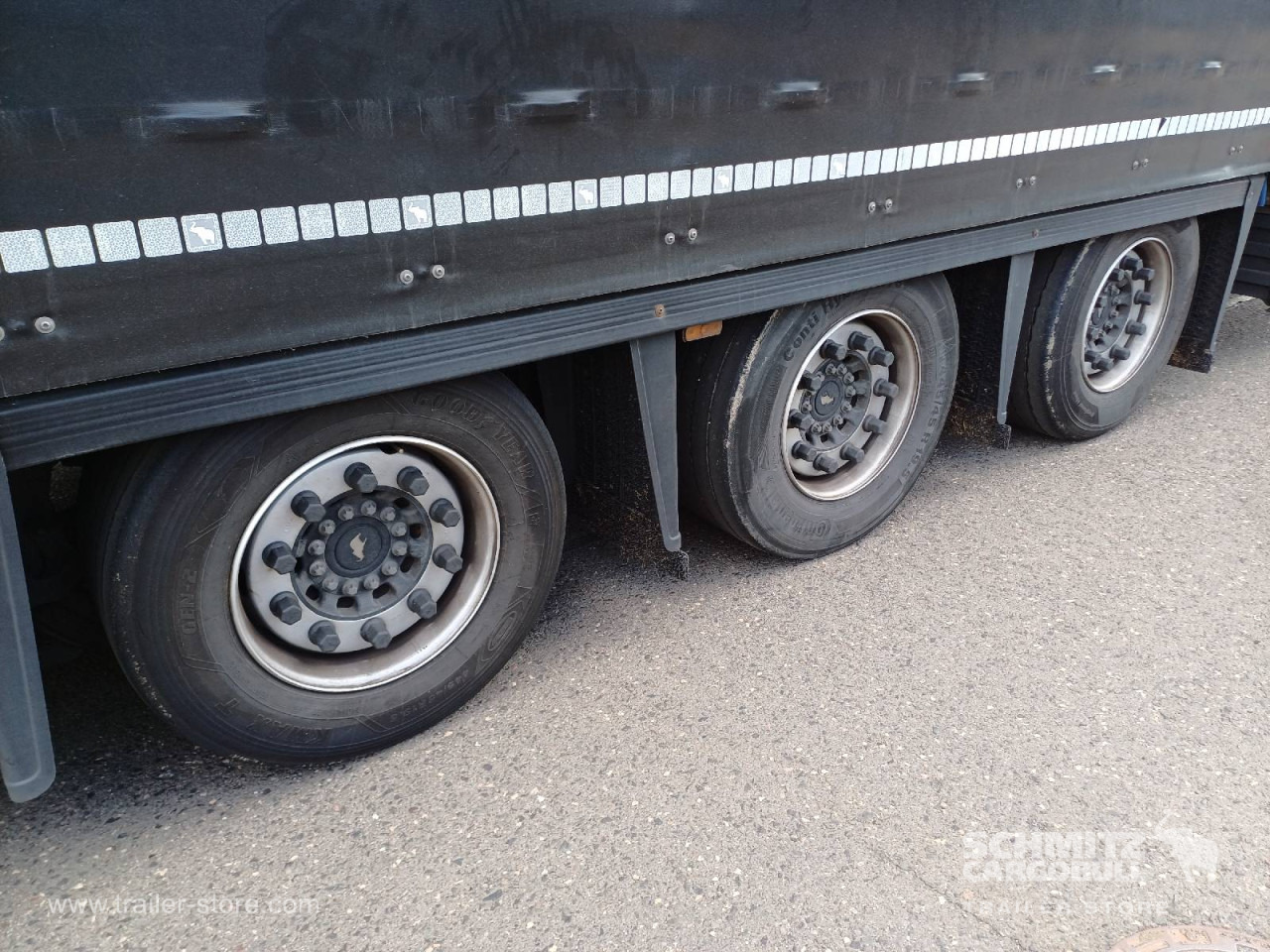 SCHMITZ Auflieger Curtainsider Mega - Ponyvás félpótkocsi: 3 kép. SCHMITZ Auflieger Curtainsider Mega - Ponyvás félpótkocsi: 3 kép.