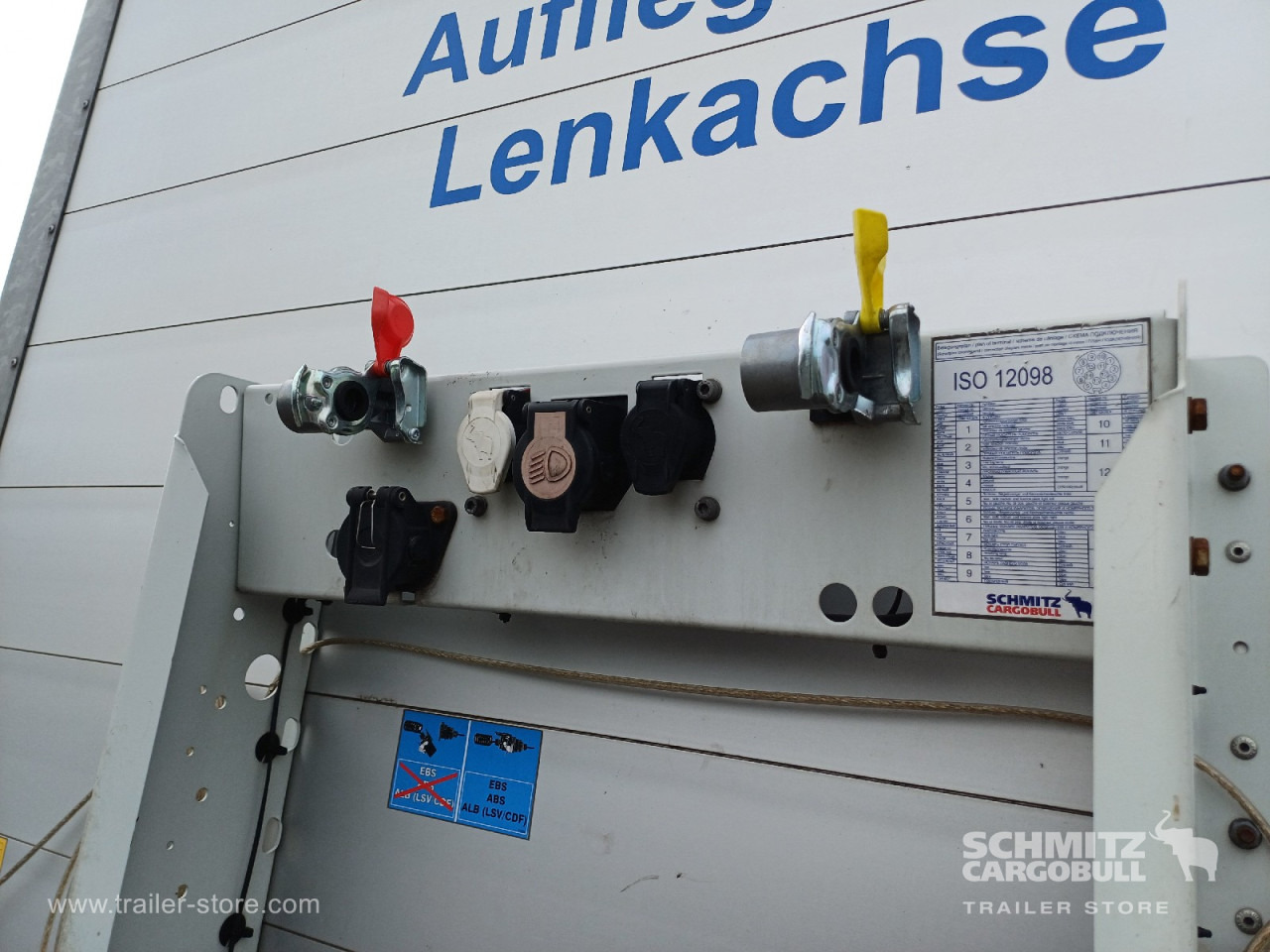SCHMITZ Auflieger Curtainsider Standard Forklift holder - Ponyvás félpótkocsi: 2 kép. SCHMITZ Auflieger Curtainsider Standard Forklift holder - Ponyvás félpótkocsi: 2 kép.