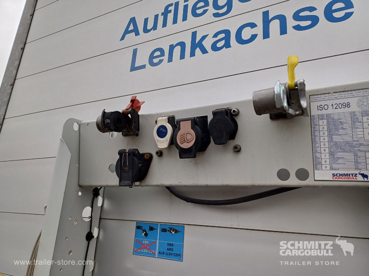 SCHMITZ Auflieger Curtainsider Standard Forklift holder - Ponyvás félpótkocsi: 2 kép. SCHMITZ Auflieger Curtainsider Standard Forklift holder - Ponyvás félpótkocsi: 2 kép.