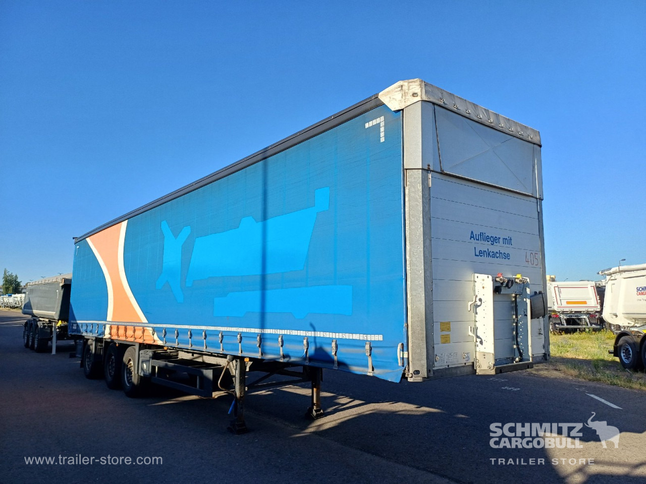 SCHMITZ Auflieger Curtainsider Standard Forklift holder - Ponyvás félpótkocsi: 1 kép. SCHMITZ Auflieger Curtainsider Standard Forklift holder - Ponyvás félpótkocsi: 1 kép.