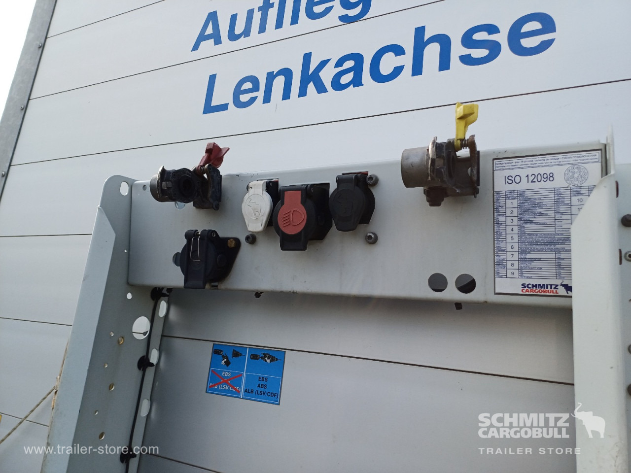 SCHMITZ Auflieger Curtainsider Standard Forklift holder - Ponyvás félpótkocsi: 2 kép. SCHMITZ Auflieger Curtainsider Standard Forklift holder - Ponyvás félpótkocsi: 2 kép.