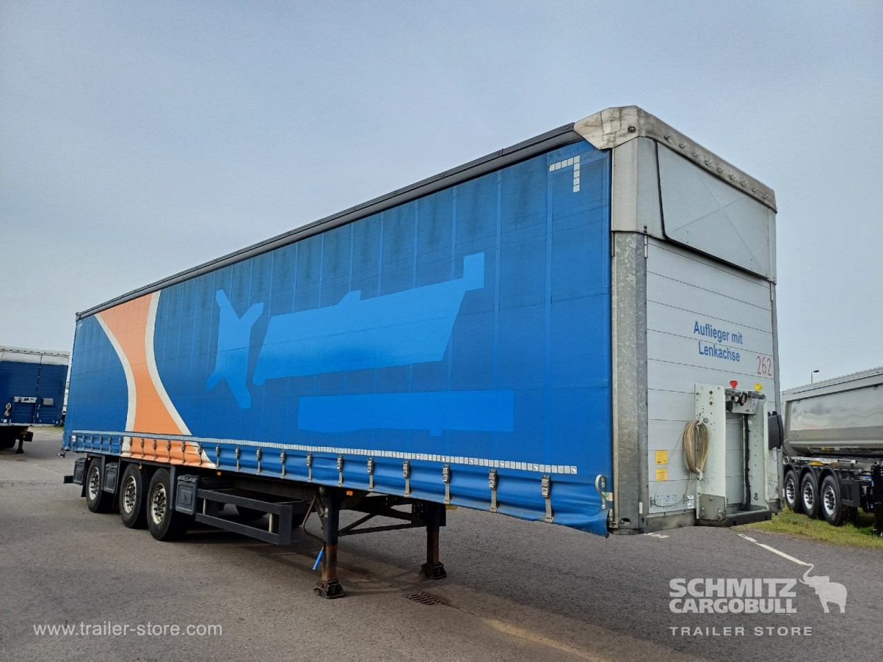 SCHMITZ Auflieger Curtainsider Standard Forklift holder - Ponyvás félpótkocsi: 1 kép. SCHMITZ Auflieger Curtainsider Standard Forklift holder - Ponyvás félpótkocsi: 1 kép.