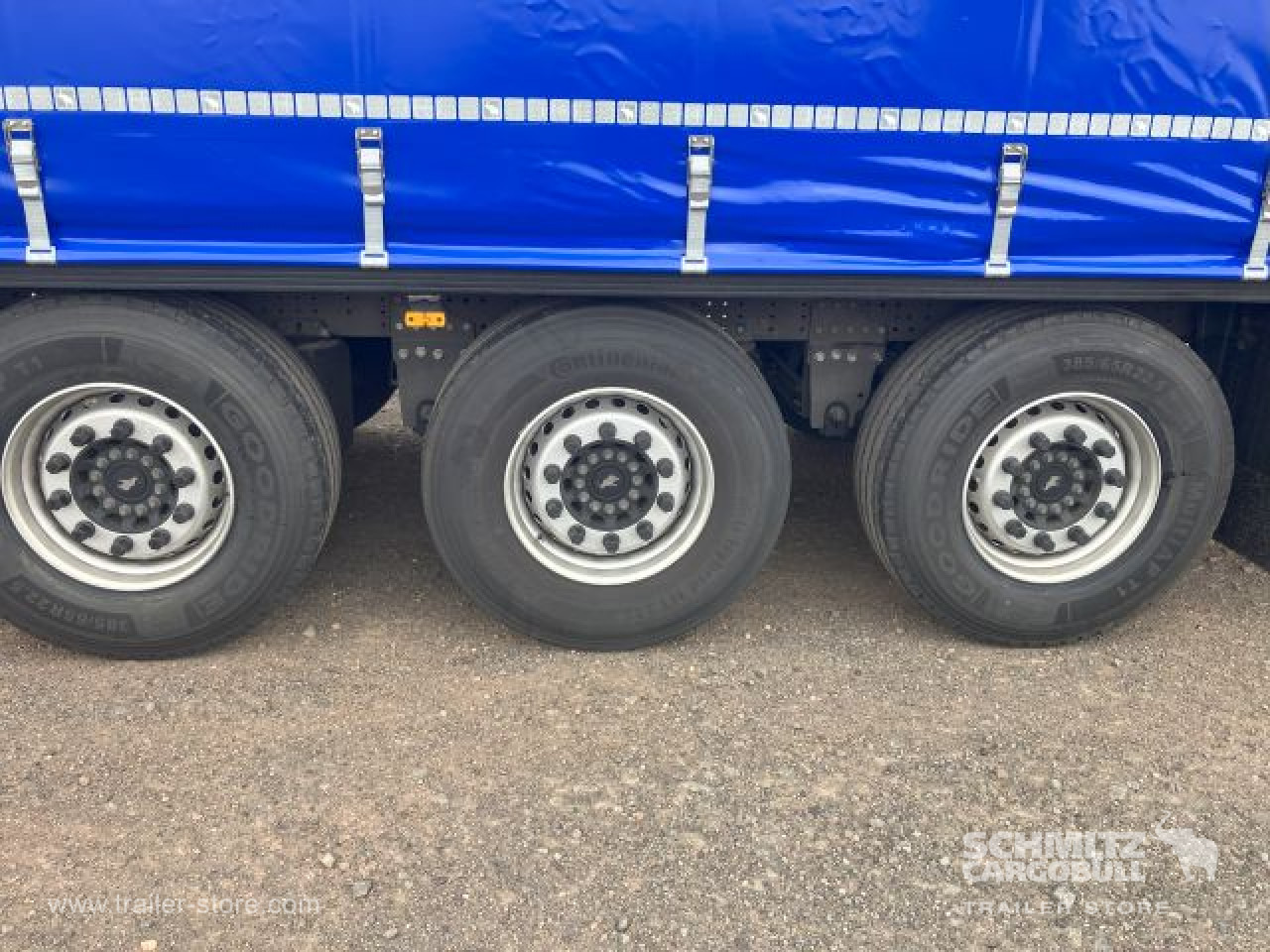SCHMITZ Auflieger Curtainsider Standard - Ponyvás félpótkocsi: 3 kép. SCHMITZ Auflieger Curtainsider Standard - Ponyvás félpótkocsi: 3 kép.