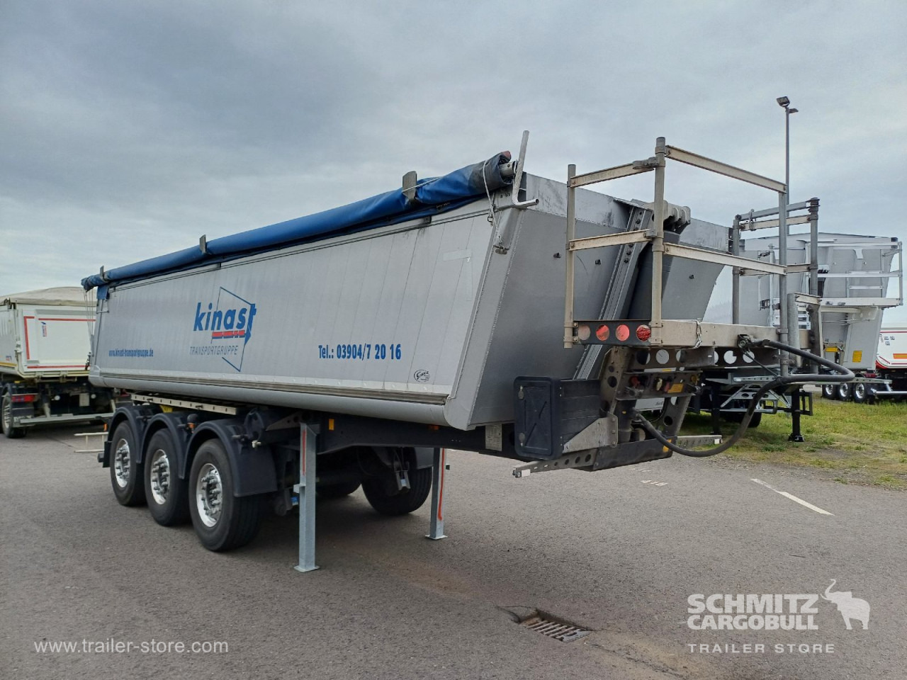 SCHMITZ Auflieger Kipper Alukastenmulde 24m³ - Félpótkocsi billenőplatós: 1 kép. SCHMITZ Auflieger Kipper Alukastenmulde 24m³ - Félpótkocsi billenőplatós: 1 kép.