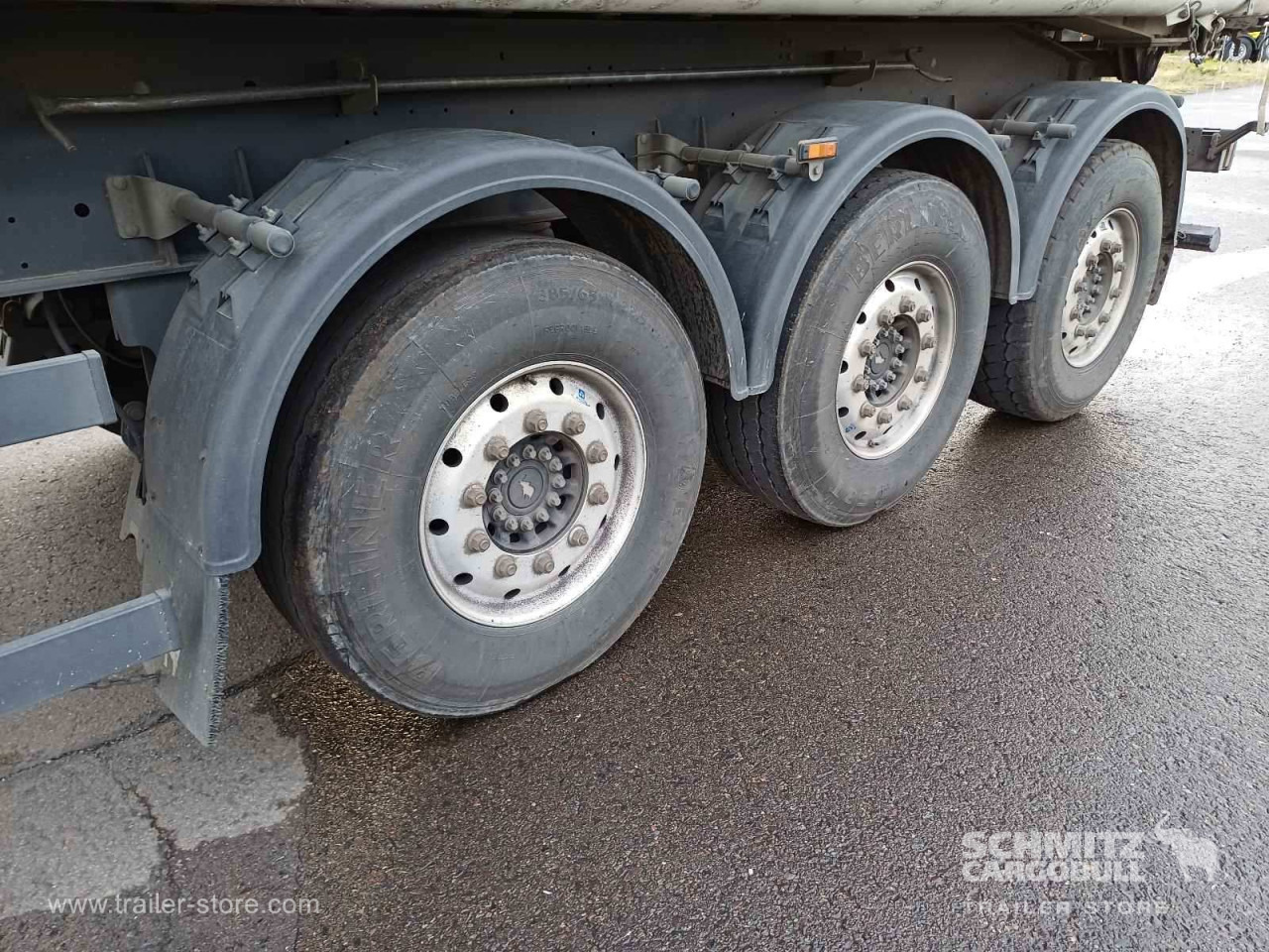SCHMITZ Auflieger Kipper Alukastenmulde 44m³ - Félpótkocsi billenőplatós: 2 kép. SCHMITZ Auflieger Kipper Alukastenmulde 44m³ - Félpótkocsi billenőplatós: 2 kép.