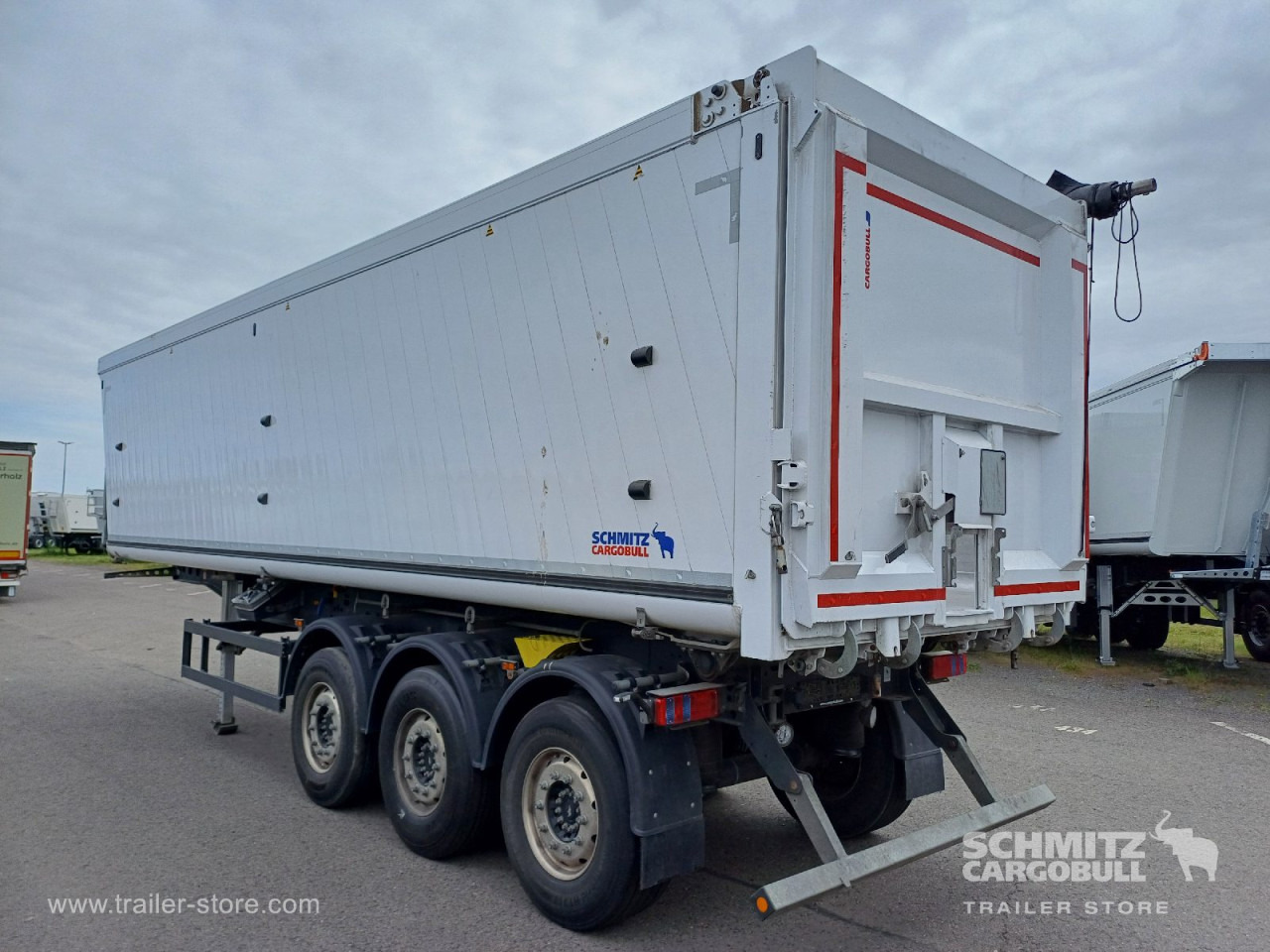 SCHMITZ Auflieger Kipper Alukastenmulde 52m³ - Félpótkocsi billenőplatós: 4 kép. SCHMITZ Auflieger Kipper Alukastenmulde 52m³ - Félpótkocsi billenőplatós: 4 kép.
