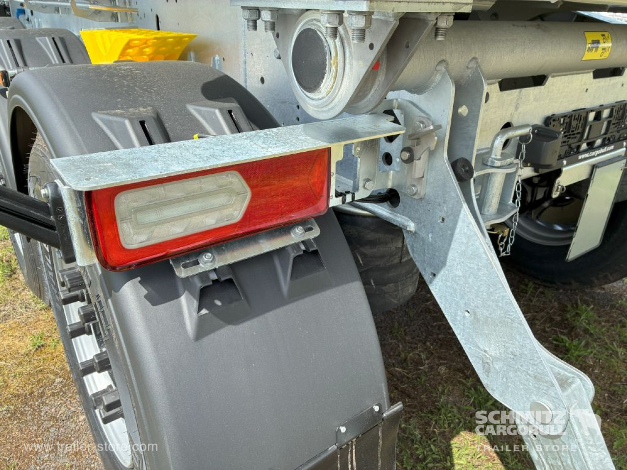 SCHMITZ Auflieger Kipper Stahlrundmulde 29m³ - Félpótkocsi billenőplatós: 3 kép. SCHMITZ Auflieger Kipper Stahlrundmulde 29m³ - Félpótkocsi billenőplatós: 3 kép.