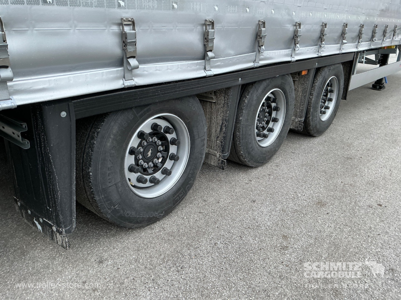 SCHMITZ Curtainsider Mega - Ponyvás félpótkocsi: 2 kép. SCHMITZ Curtainsider Mega - Ponyvás félpótkocsi: 2 kép.