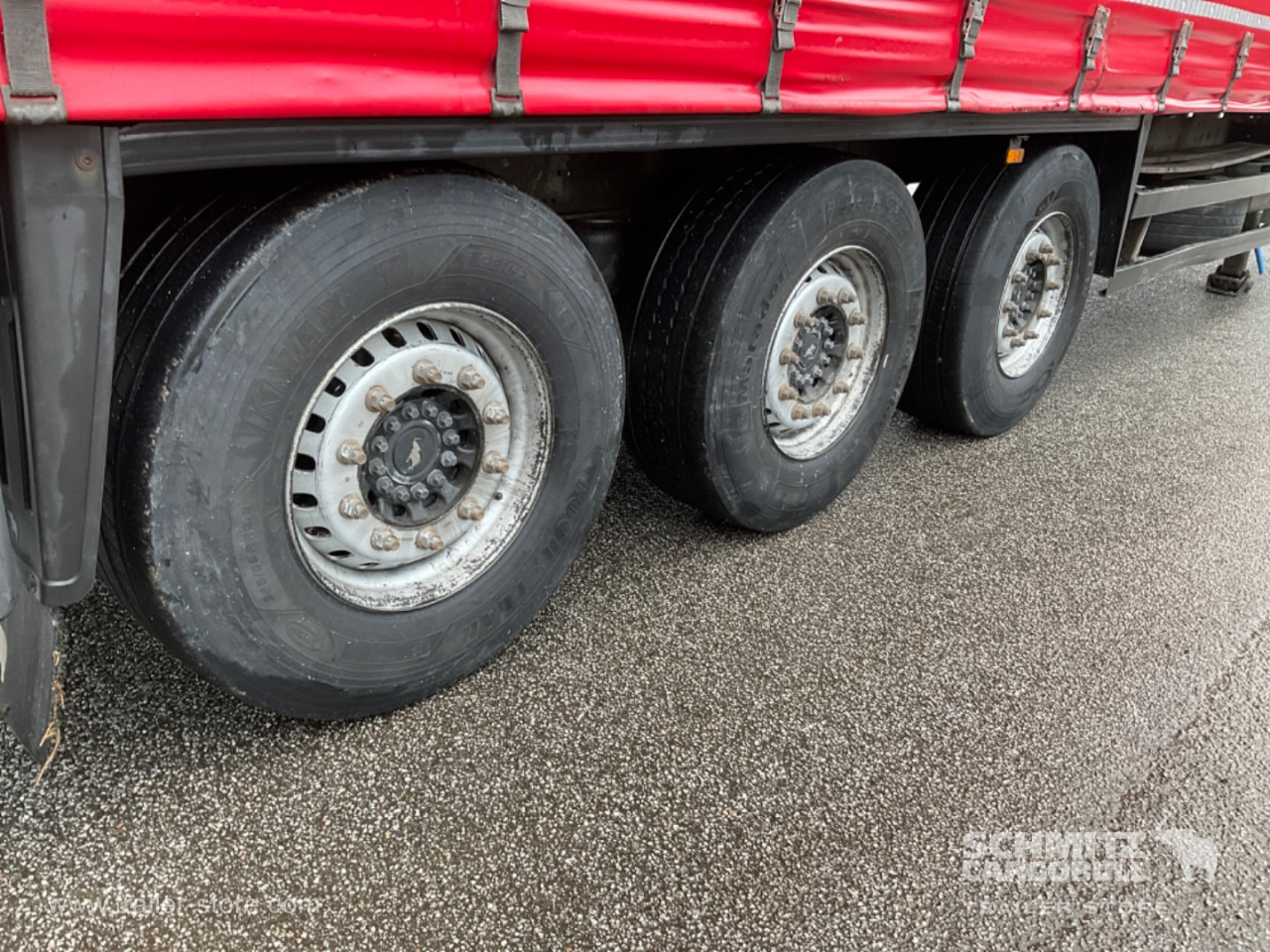 SCHMITZ Curtainsider Standard Forklift holder - Ponyvás félpótkocsi: 2 kép. SCHMITZ Curtainsider Standard Forklift holder - Ponyvás félpótkocsi: 2 kép.