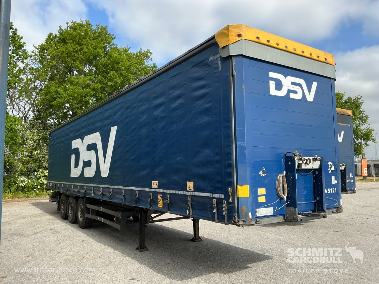 SCHMITZ Curtainsider Standard Taillift - Ponyvás félpótkocsi: 1 kép. SCHMITZ Curtainsider Standard Taillift - Ponyvás félpótkocsi: 1 kép.