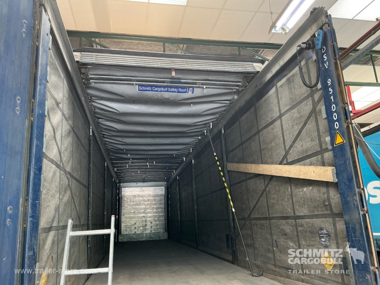 SCHMITZ Curtainsider Standard Taillift - Ponyvás félpótkocsi: 5 kép. SCHMITZ Curtainsider Standard Taillift - Ponyvás félpótkocsi: 5 kép.