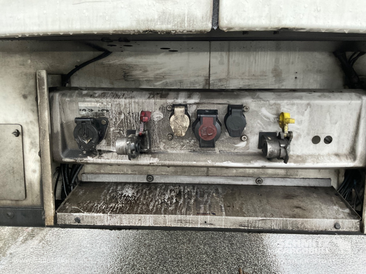 SCHMITZ Reefer Multitemp Double deck - Félpótkocsi hőszigetelt: 2 kép. SCHMITZ Reefer Multitemp Double deck - Félpótkocsi hőszigetelt: 2 kép.