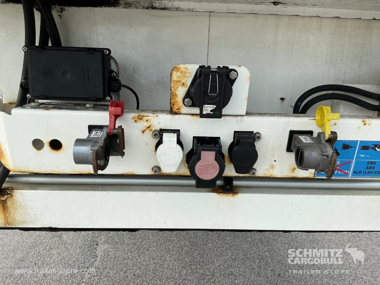 SCHMITZ Reefer Multitemp Double deck Taillift - Félpótkocsi hőszigetelt: 4 kép. SCHMITZ Reefer Multitemp Double deck Taillift - Félpótkocsi hőszigetelt: 4 kép.