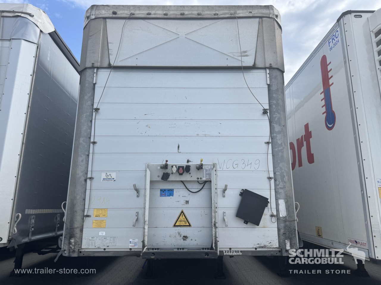 SCHMITZ Curtainsider Mega - Ponyvás félpótkocsi: 3 kép. SCHMITZ Curtainsider Mega - Ponyvás félpótkocsi: 3 kép.