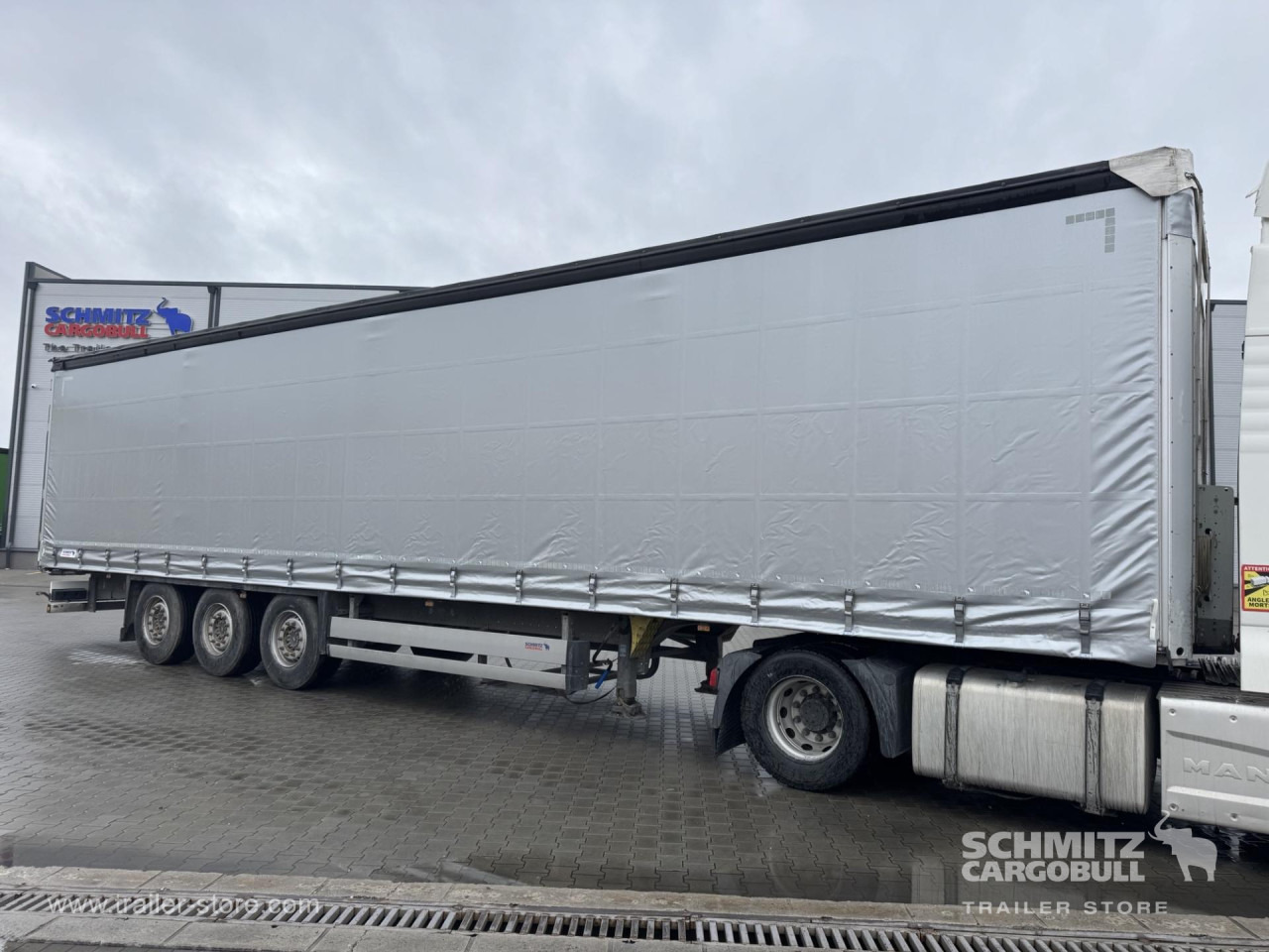 SCHMITZ Curtainsider Standard - Ponyvás félpótkocsi: 1 kép. SCHMITZ Curtainsider Standard - Ponyvás félpótkocsi: 1 kép.