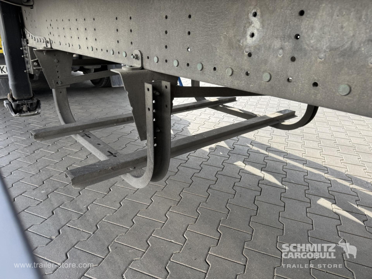 SCHMITZ Curtainsider Standard - Ponyvás félpótkocsi: 2 kép. SCHMITZ Curtainsider Standard - Ponyvás félpótkocsi: 2 kép.