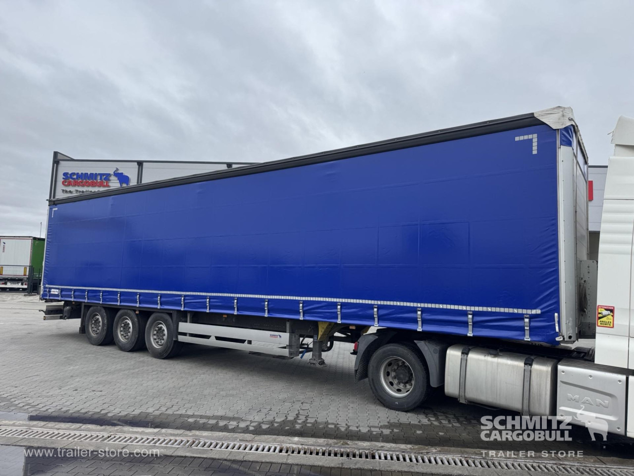 SCHMITZ Curtainsider Standard - Ponyvás félpótkocsi: 1 kép. SCHMITZ Curtainsider Standard - Ponyvás félpótkocsi: 1 kép.