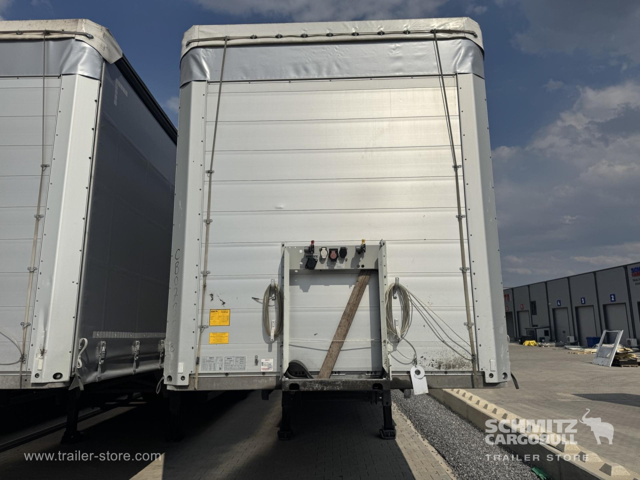 SCHMITZ Curtainsider Standard - Ponyvás félpótkocsi: 3 kép. SCHMITZ Curtainsider Standard - Ponyvás félpótkocsi: 3 kép.