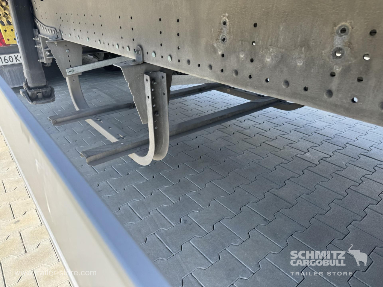 SCHMITZ Curtainsider Standard - Ponyvás félpótkocsi: 2 kép. SCHMITZ Curtainsider Standard - Ponyvás félpótkocsi: 2 kép.