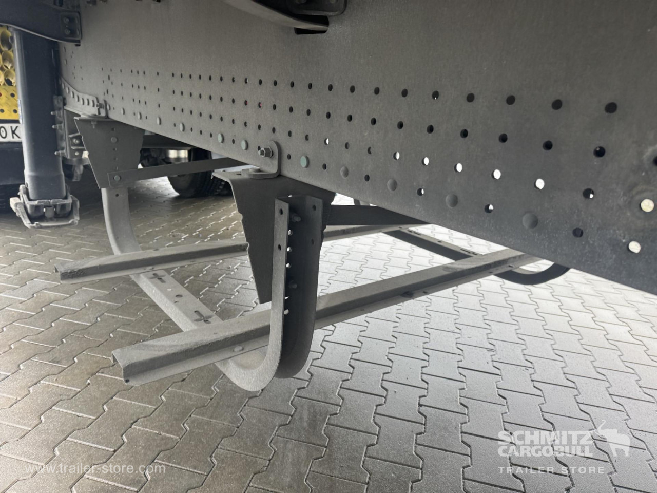 SCHMITZ Curtainsider Standard - Ponyvás félpótkocsi: 2 kép. SCHMITZ Curtainsider Standard - Ponyvás félpótkocsi: 2 kép.