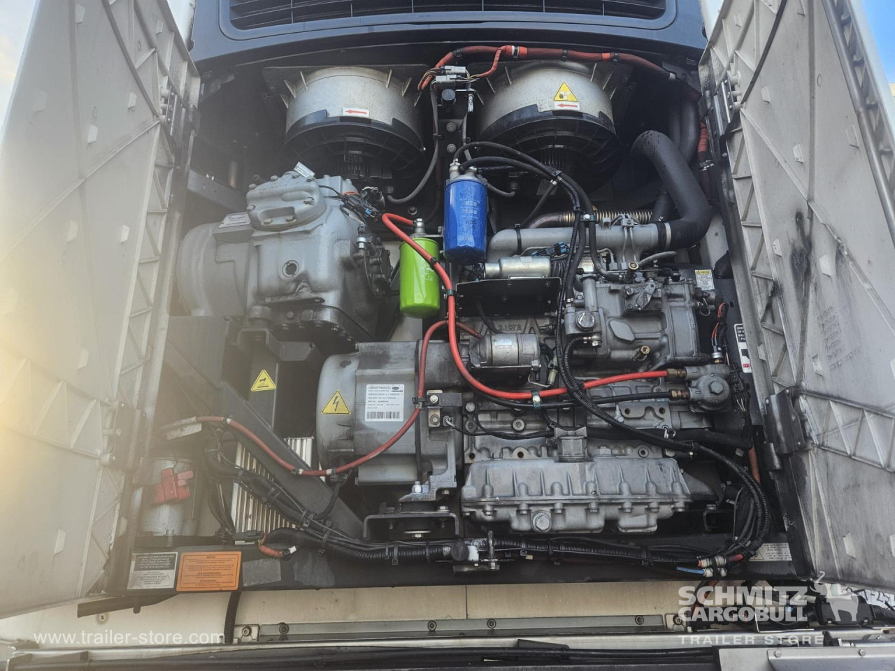 SCHMITZ Reefer Multitemp Taillift - Félpótkocsi hőszigetelt: 2 kép. SCHMITZ Reefer Multitemp Taillift - Félpótkocsi hőszigetelt: 2 kép.