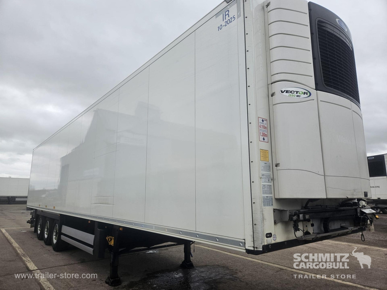 SCHMITZ Reefer Multitemp Taillift - Félpótkocsi hőszigetelt: 1 kép. SCHMITZ Reefer Multitemp Taillift - Félpótkocsi hőszigetelt: 1 kép.