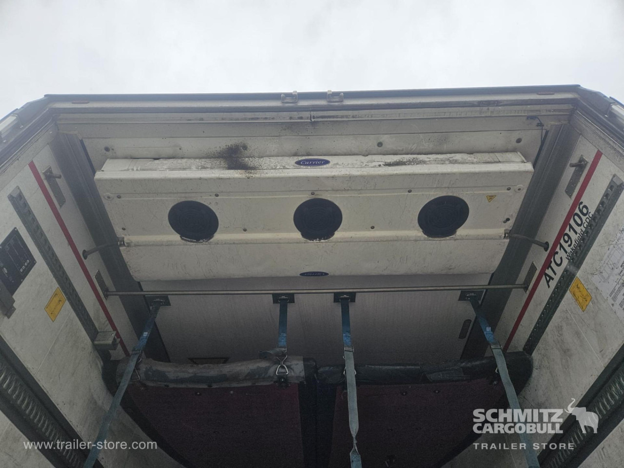SCHMITZ Reefer Multitemp Taillift - Félpótkocsi hőszigetelt: 3 kép. SCHMITZ Reefer Multitemp Taillift - Félpótkocsi hőszigetelt: 3 kép.