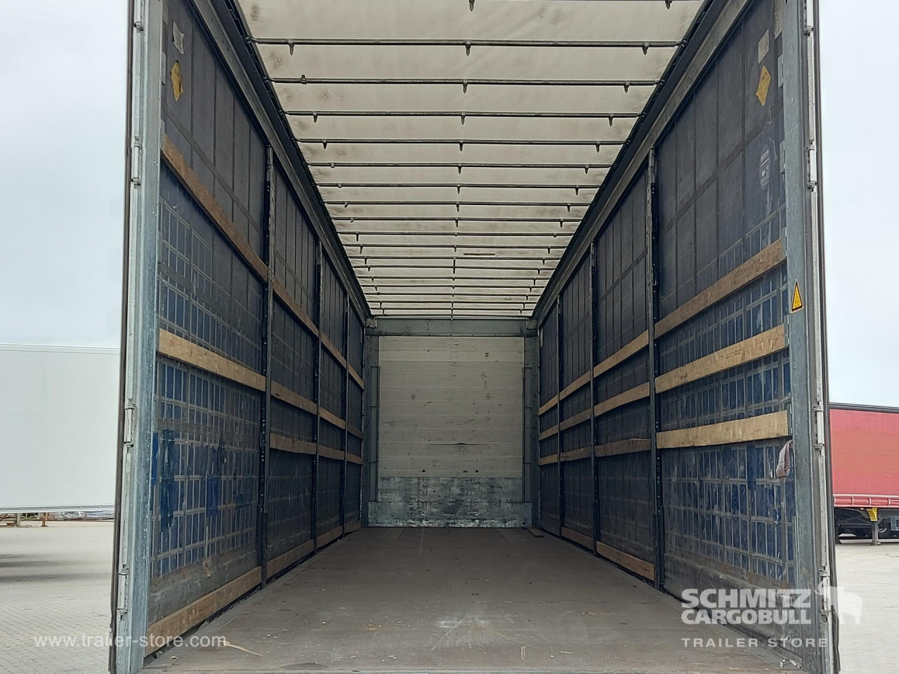 SCHMITZ Curtainsider Mega - Ponyvás félpótkocsi: 2 kép. SCHMITZ Curtainsider Mega - Ponyvás félpótkocsi: 2 kép.