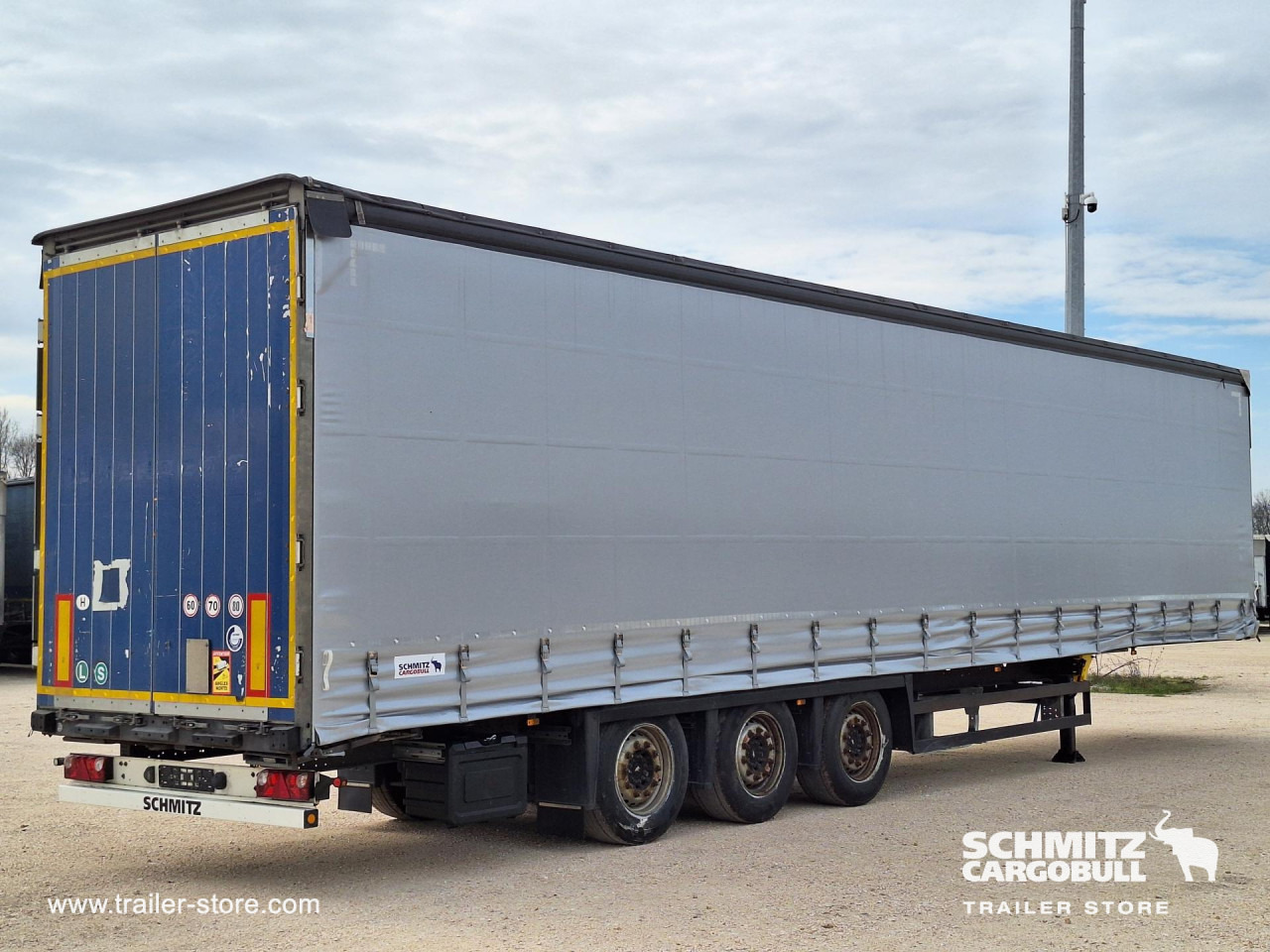SCHMITZ Curtainsider Mega - Ponyvás félpótkocsi: 1 kép. SCHMITZ Curtainsider Mega - Ponyvás félpótkocsi: 1 kép.