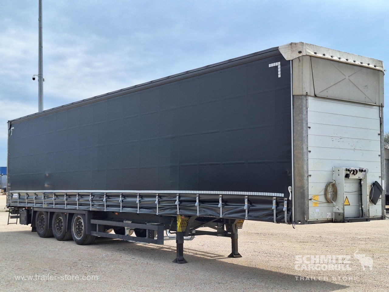 SCHMITZ Curtainsider Mega - Ponyvás félpótkocsi: 1 kép. SCHMITZ Curtainsider Mega - Ponyvás félpótkocsi: 1 kép.