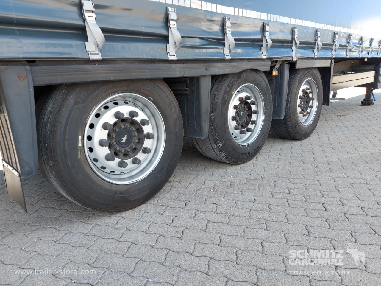 SCHMITZ Curtainsider Mega - Ponyvás félpótkocsi: 3 kép. SCHMITZ Curtainsider Mega - Ponyvás félpótkocsi: 3 kép.