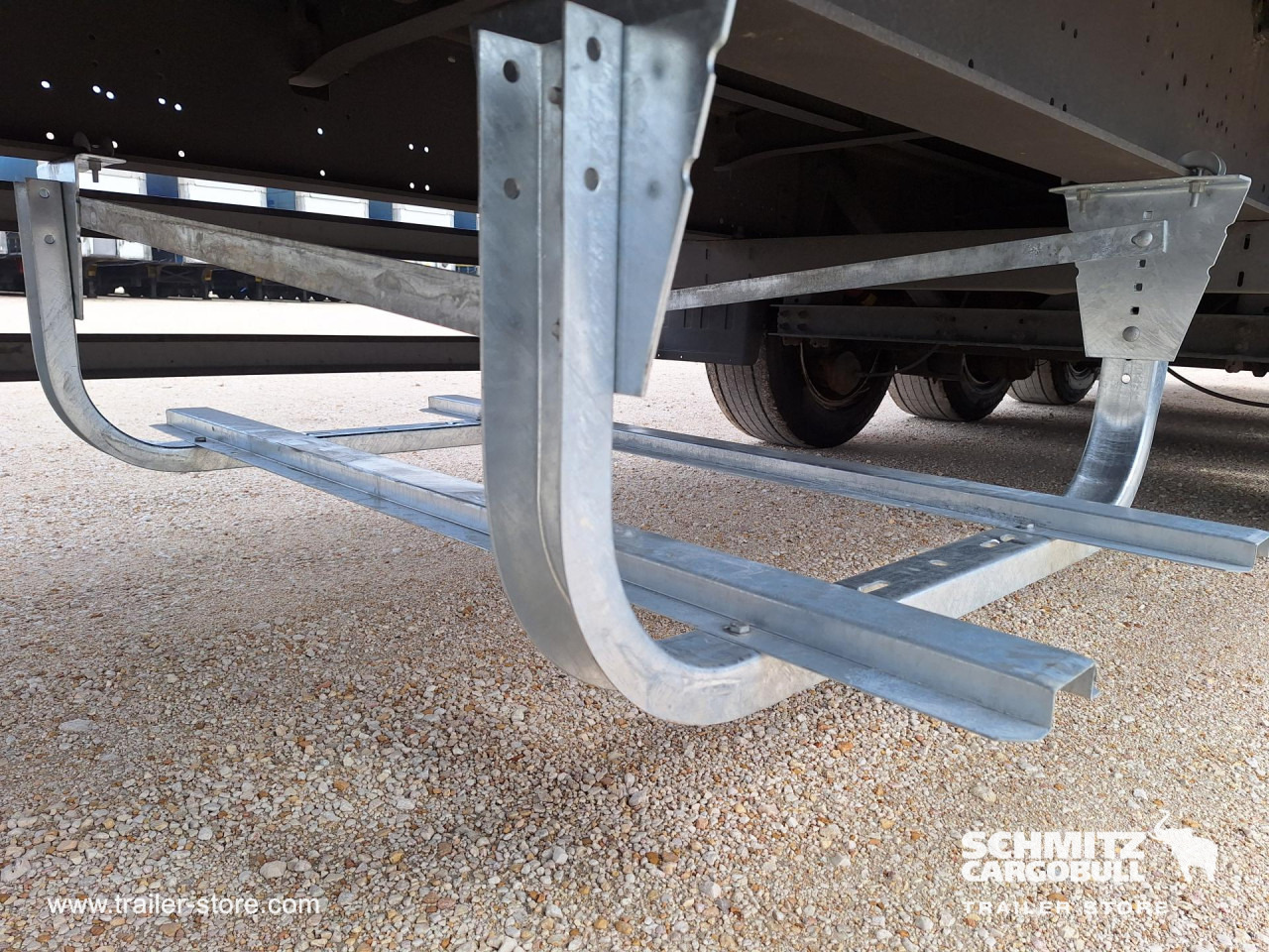 SCHMITZ Curtainsider Mega - Ponyvás félpótkocsi: 2 kép. SCHMITZ Curtainsider Mega - Ponyvás félpótkocsi: 2 kép.