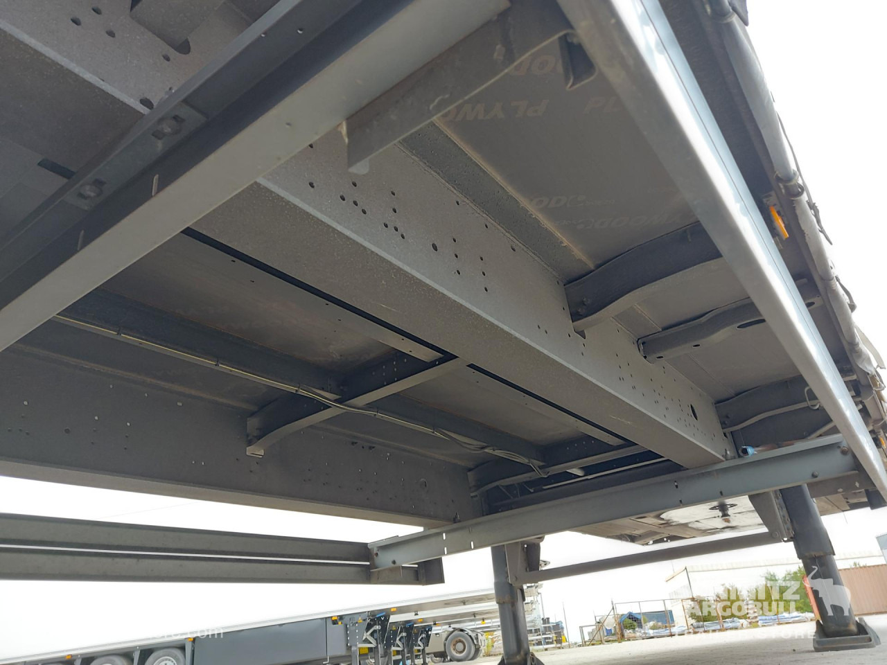 SCHMITZ Curtainsider Mega - Ponyvás félpótkocsi: 2 kép. SCHMITZ Curtainsider Mega - Ponyvás félpótkocsi: 2 kép.