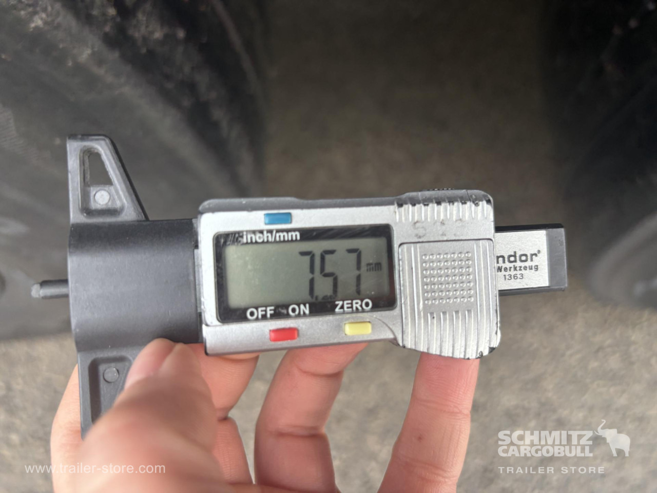 KRONE Curtainsider Standard - Ponyvás félpótkocsi: 4 kép. KRONE Curtainsider Standard - Ponyvás félpótkocsi: 4 kép.