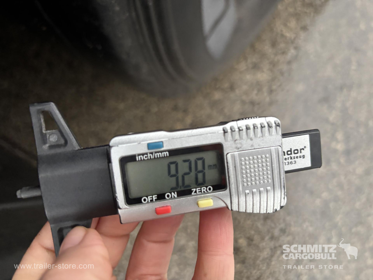 SCHMITZ Curtainsider Mega - Ponyvás félpótkocsi: 3 kép. SCHMITZ Curtainsider Mega - Ponyvás félpótkocsi: 3 kép.