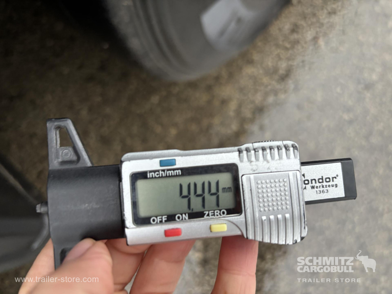 SCHMITZ Curtainsider Mega - Ponyvás félpótkocsi: 3 kép. SCHMITZ Curtainsider Mega - Ponyvás félpótkocsi: 3 kép.