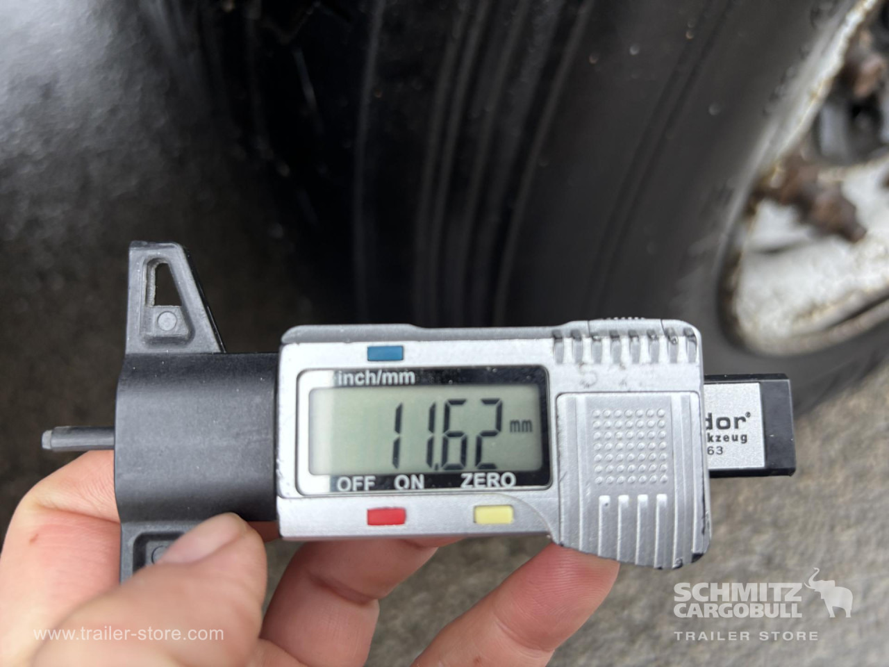 SCHMITZ Curtainsider Mega - Ponyvás félpótkocsi: 2 kép. SCHMITZ Curtainsider Mega - Ponyvás félpótkocsi: 2 kép.