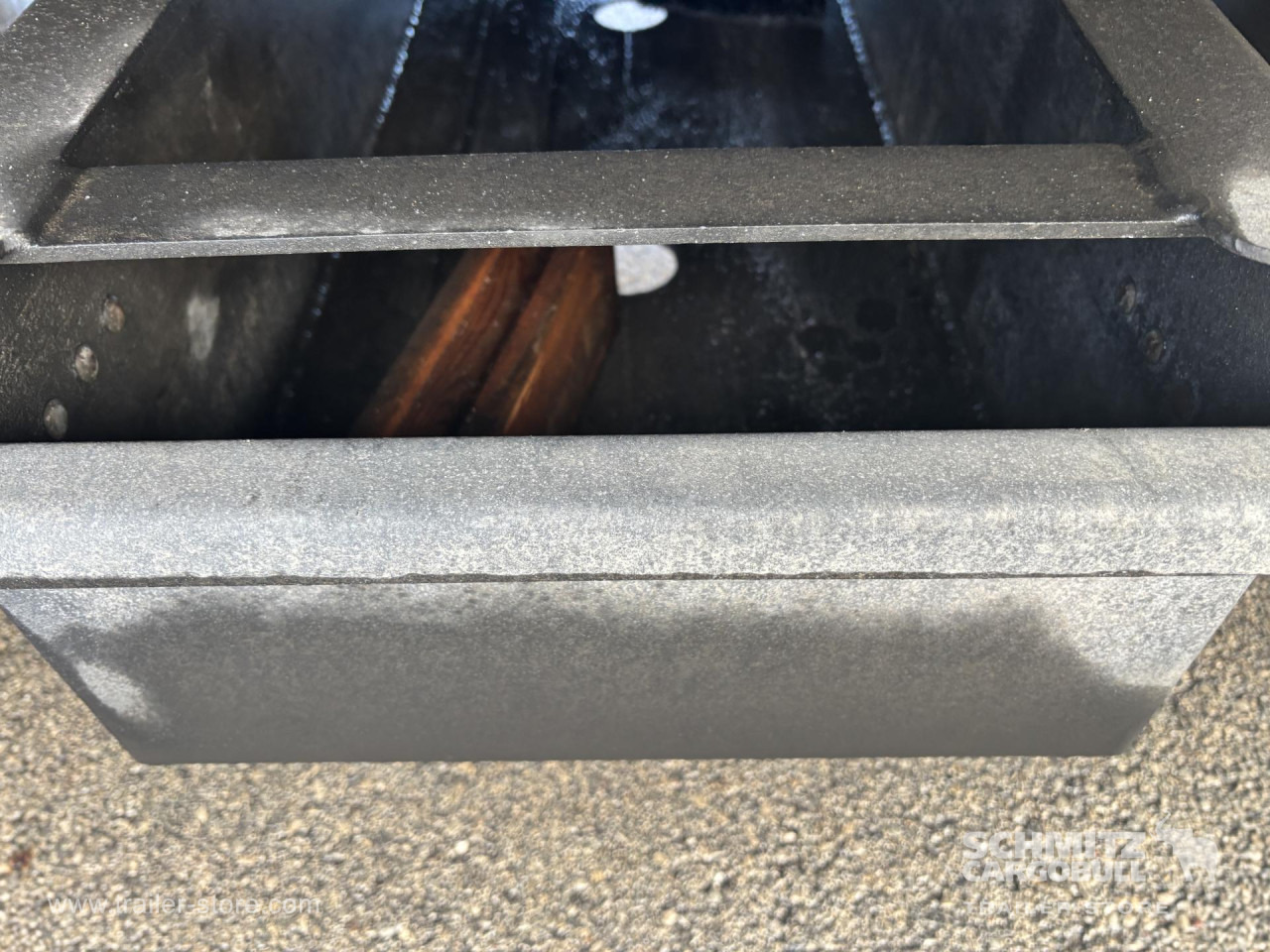 SCHMITZ Curtainsider Mega - Ponyvás félpótkocsi: 2 kép. SCHMITZ Curtainsider Mega - Ponyvás félpótkocsi: 2 kép.