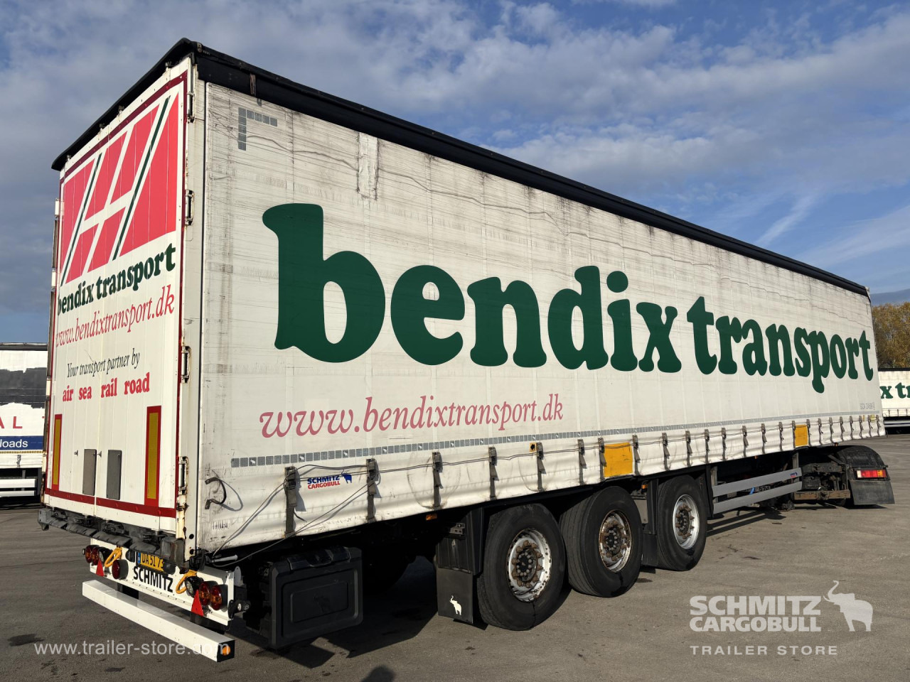 SCHMITZ Curtainsider Standard - Ponyvás félpótkocsi: 1 kép. SCHMITZ Curtainsider Standard - Ponyvás félpótkocsi: 1 kép.