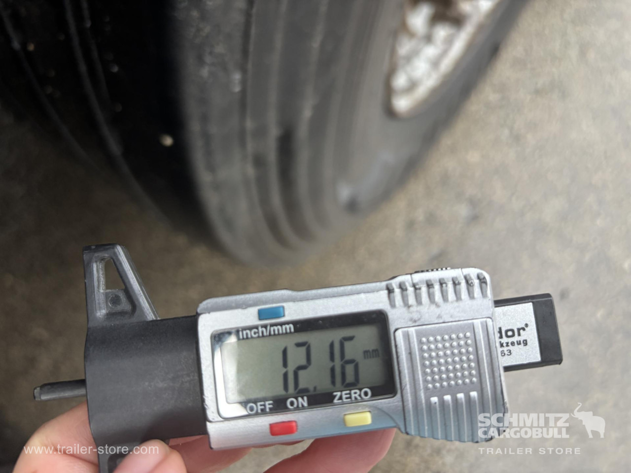 SCHMITZ Curtainsider Standard - Ponyvás félpótkocsi: 2 kép. SCHMITZ Curtainsider Standard - Ponyvás félpótkocsi: 2 kép.