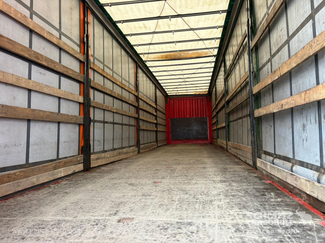 KRONE Curtainsider Standard - Ponyvás félpótkocsi: 2 kép. KRONE Curtainsider Standard - Ponyvás félpótkocsi: 2 kép.