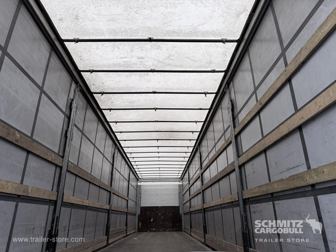 SCHMITZ Curtainsider Standard - Ponyvás félpótkocsi: 2 kép. SCHMITZ Curtainsider Standard - Ponyvás félpótkocsi: 2 kép.